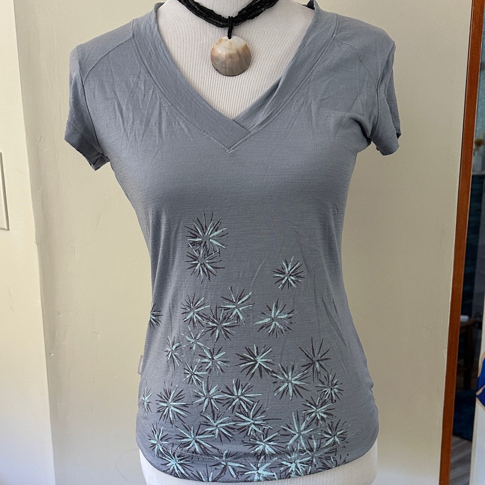 Icebreaker 150 Elegant Gray V-Neck Tee with Starburst Pattern